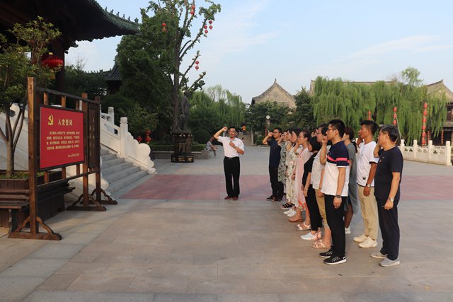 必威西蒙体育党总支组织党员赴台儿庄红色教育基地开展主题党日活动