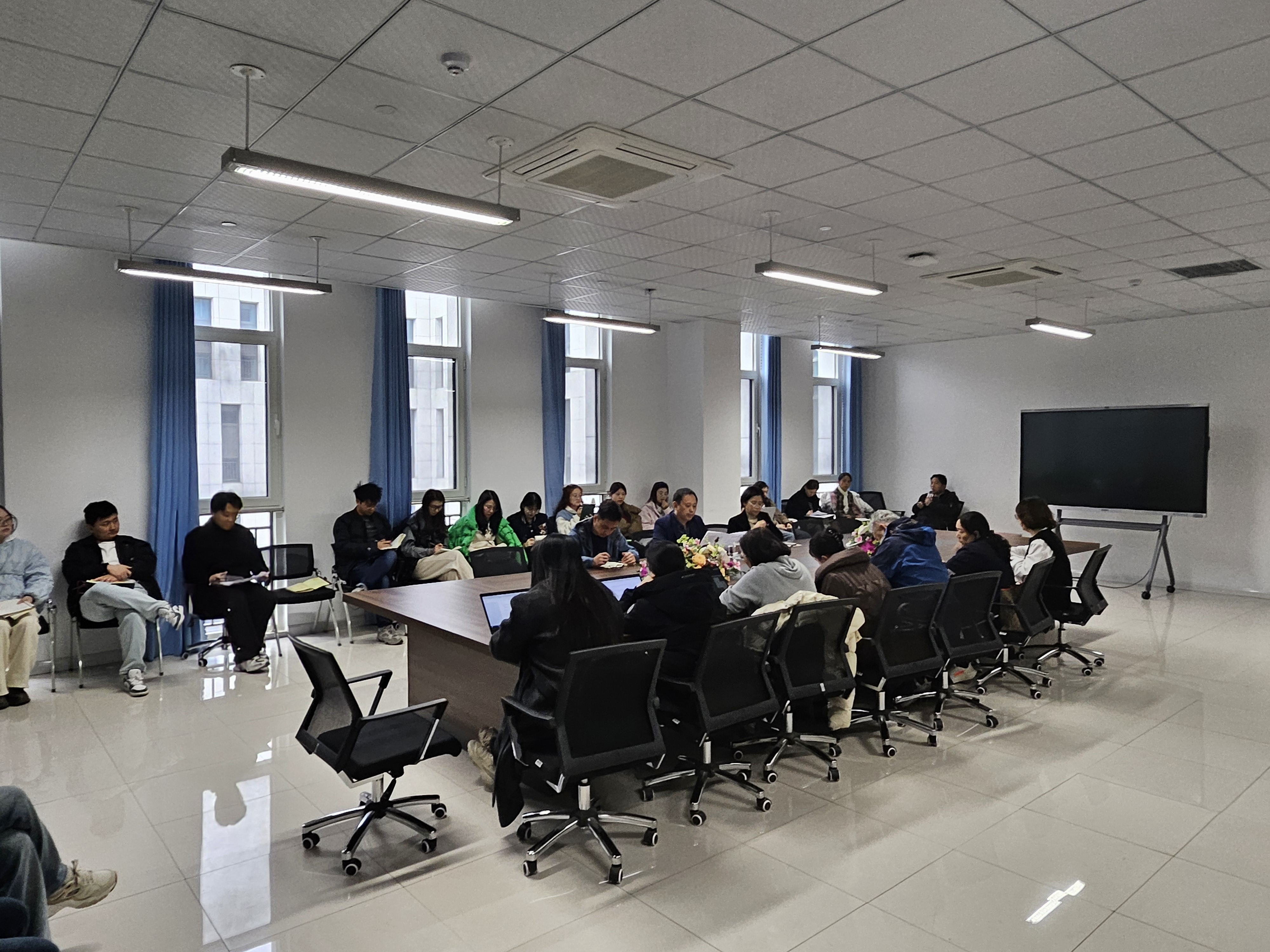 商学院党总支召开深入贯彻中央八项规定精神学习教育启动部署会