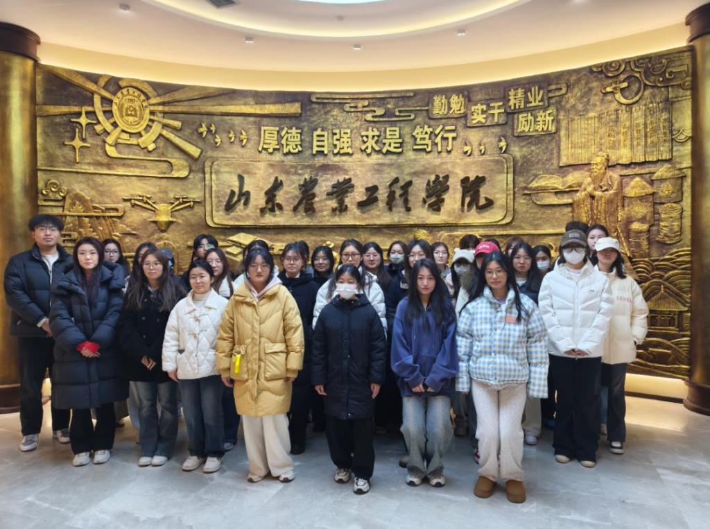 青春跃动新学期，共筑校园新精彩｜党建带团建一商学院学生党支部走进校史馆主题党日活动